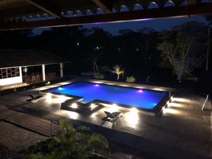 piscina iluminada con luces led